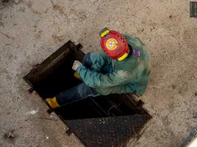 Le guide aprono un lembo della recinzione e ci fanno passare oltre, su un basamento, l� dove si trova un pesante tombino rettangolare: � il passaggio per raggiungere l'ingresso della grotta